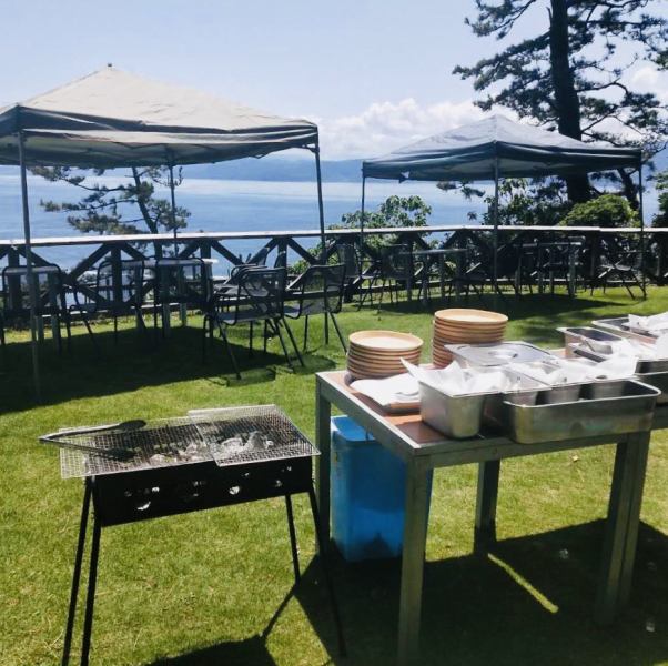 ■真鶴を楽しめる絶景BBQ！！！■BBQセット3300円でお楽しみいただけます♪追加の単品メニューも注文可能です！解放感抜群な会場の中でぜひお楽しみください♪