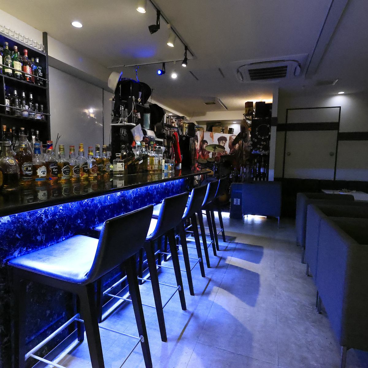 PA設備や楽器・カラオケを完備。ライブ感あふれる空間が魅力。