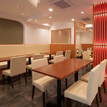 店内は落ち着きのある和モダン空間で、立食スタイルなら最大50名様までの宴会貸切も可能。こだわりの料理を囲みながら、会社の集まりや友人知人との宴会にも最適です。特別感のある時間を演出と大人数でも一体感を感じられる広々としたレイアウトが魅力です。