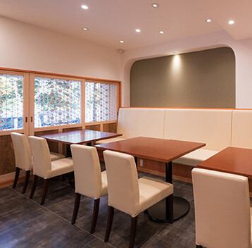 当店では4名様掛けのテーブル席を中心に、温もりを感じる木の風合いが心地よいお洒落な空間をご用意。カフェ利用はもちろん、ランチや居酒屋使いにもフィットする居心地の良さが魅力です。落ち着いた雰囲気の中で、こだわりの料理をゆっくり楽しめ、特別なひと時をぜひお過ごしください。