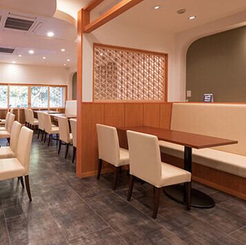 お一人様でも気軽に立ち寄れるカウンター席は、サクッと食事を済ませたい時や軽く一杯楽しみたい方にぴったり。竹細工職人が手掛けた装飾が空間を柔らかく彩り、落ち着いた雰囲気の中で特別なひとときを演出します。程よい距離感で過ごせるため、ひとり時間を大切にしたい方にも人気のお席です。