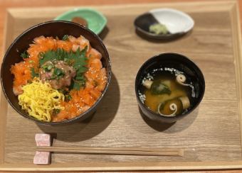 サーモンととろたく丼