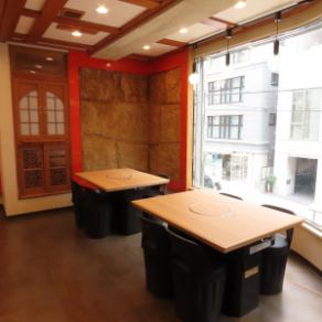 【会社宴会♪】用途に合わせて選べる全6種類の多彩なコースをご用意！自慢の厳選肉、獲れたて鮮魚、旬の野菜を、熟練の技で焼き上げる贅沢な鉄板焼きでお楽しみいただけます。広々とした店内は全53席を完備。少人数の飲み会から大人数の会社宴会まで、シーンに合わせて柔軟にご案内可能です。