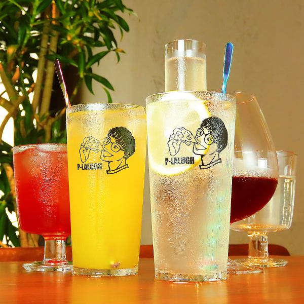 ≪A wide variety of alcoholic drinks available!≫ The glasses with the original logo are perfect for Instagram.