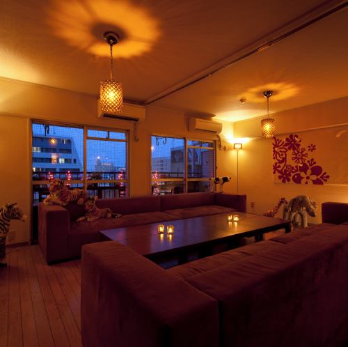 寬敞豪華的沙發房，使用了豪華室內裝飾品牌“Bals Tokyo”的豪華沙發，很受團體聚會和女生夜遊的歡迎。工作日和 21:00 之後的預訂相對容易獲得。