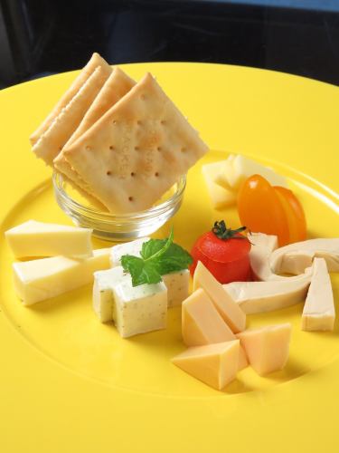 ●日替わりチーズの盛り合わせ（5種）