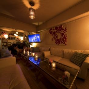 The spacious sofa room is equipped with a large 46-inch monitor, so you can play your favorite images and enjoy videos.