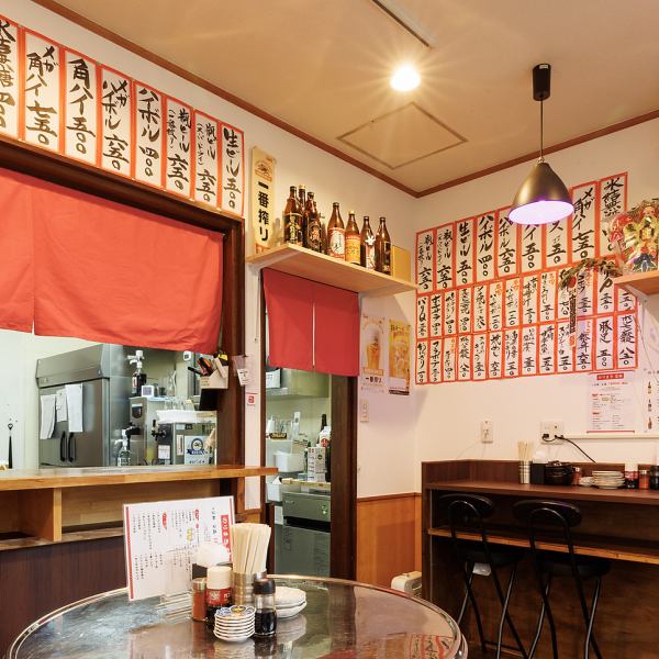 店内に一歩入ると目に飛び込んでくるのは、壁一面に並んだお品書きの数々です◎そのメニュー札に書かれた漢字は、誰よりもきれいで丁寧な筆文字！職人のこだわりが文字一つ一つにまで宿っており、眺めているだけでお料理への期待感が高まります♪