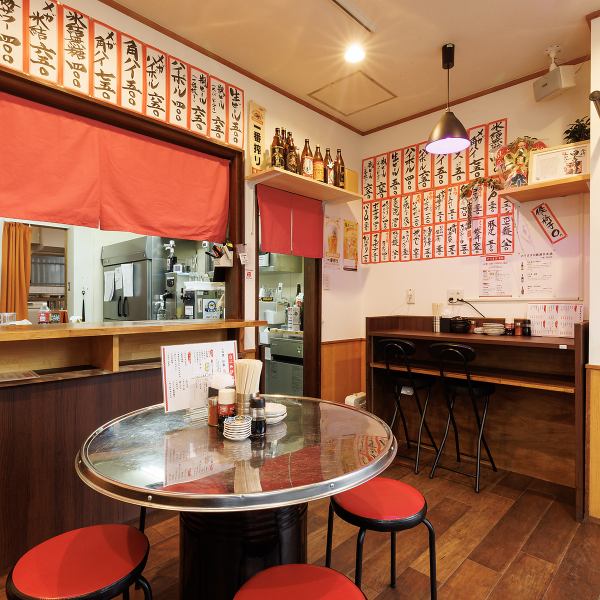 カウンター席に座れば、強炭酸マシーンから注がれる弾ける音や、月替わりの日本酒の豊かな香りが五感を刺激します◎長浜伊崎漁港から届いたばかりの鮮魚を捌く職人の手捌きも間近で見ることができ、ライブ感たっぷり！