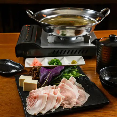 沖縄の恵み、パイナップルあぐーしゃぶしゃぶ。
