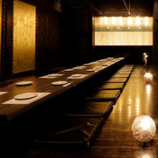 Private rooms are also available for large groups! The Japanese-modern space with gorgeous decorations and warm wood grain can be used for a wide range of occasions, from private drinking parties to company banquets.