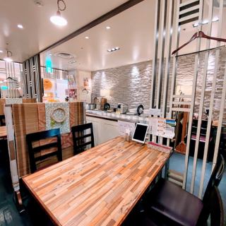 [Introspection photo] We have spacious table seats that can be used by 2 people or a variety of people.