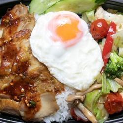 Stir-fried colorful vegetables & grilled chicken rice bento