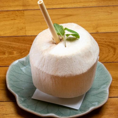 推薦「限量熱帶水果」鮮榨椰子汁