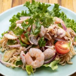 シーフードと豚ひき肉とシャキシャキ野菜のヌードルサラダ