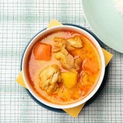 鶏肉と野菜のイエローカレー