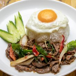 牛肉のガパオ炒め、目玉焼きのせごはん