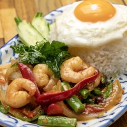 海老のガパオ炒め、目玉焼きのせごはん