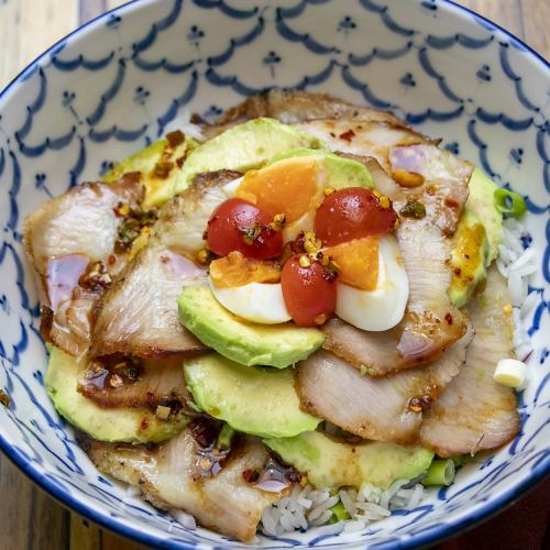【おすすめオリジナル・タイどんぶり】アボカドと豚トログリル丼
