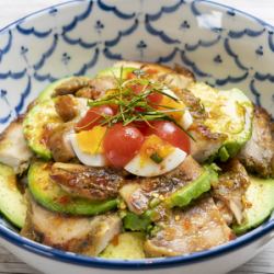 【おすすめオリジナル・タイどんぶり】アボカドとガイヤーングリル丼