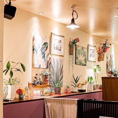 【広々空間】店内を賑やかに飾る調度品はタイから直接仕入れたこだわりの内装です。タイの雰囲気が溢れるカジュアルな店内で、本場の味をじっくりご堪能ください。