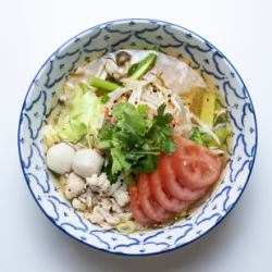 トマトと豚ひき肉のタイ式トムヤムヌードル