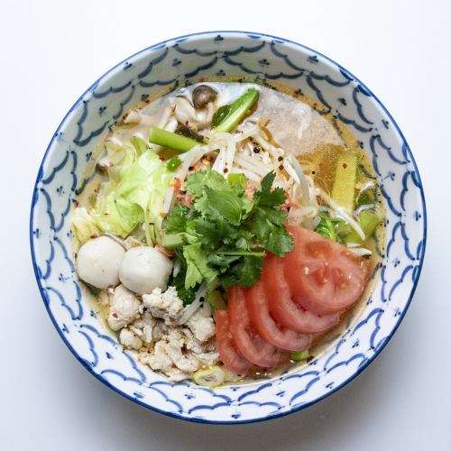 トマトと豚ひき肉のタイ式トムヤムヌードル