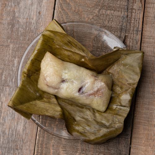 もち米とバナナのバナナ葉包み蒸し
