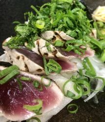 炭火で炙るカツオタタキ