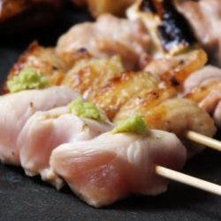 美味美味といえばやっぱり炭火で焼いた焼き鳥！親せせりや親ぼんじりなど珍しい部位もご用意♪