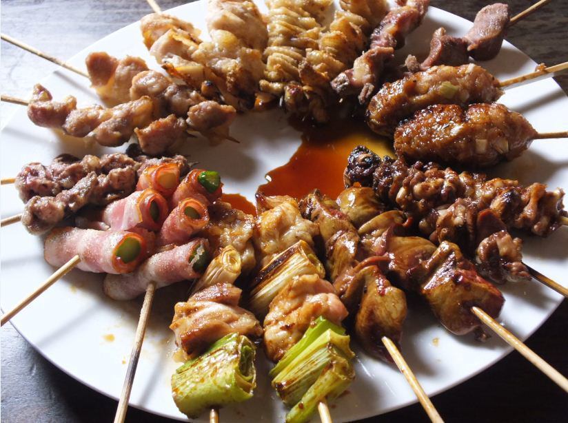 継ぎ足し続けた秘伝タレの焼き鳥や名物骨付鳥等、絶品鶏料理満載