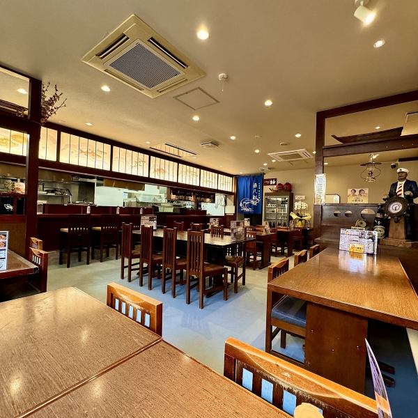 小岩駅から徒歩3分の好立地。全47席をご用意しており、お仕事帰りのおひとり様から大人数でのご宴会まで幅広いシーンに調和します。当店自慢の海鮮料理は味もボリュームも満点！活気あふれる空間で、海の幸を心ゆくまでお楽しみくださいませ◎