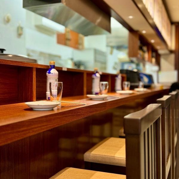 昭和の温かみが感じられる、懐かしく落ち着いた雰囲気。気軽に座れるカウンター席は、ゆっくり地酒や郷土料理を楽しみたい時にピッタリです◎日常の喧騒を忘れさせてくれる居心地の良いお席で、職人が腕を振るう自慢の逸品をご堪能ください。