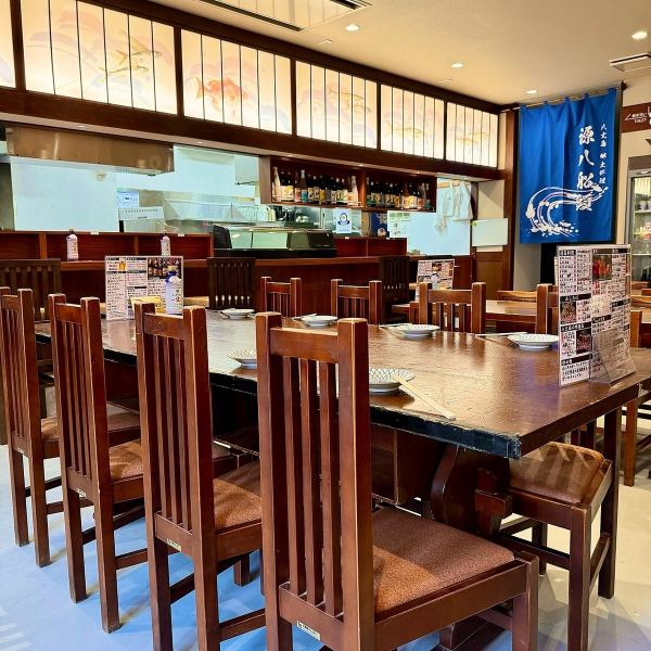 八丈島の豊かな恵みを五感で味わっていただけるよう、視覚からも島の風情を感じられる店づくりにこだわっております。最大47名様までの貸切宴会にも対応しております◎華やかな海鮮料理を囲みながら、親しい方々と賑やかな宴をご満喫ください♪