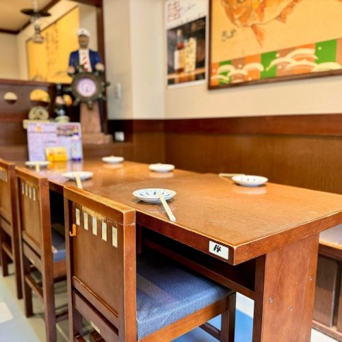 昭和の風情あふれる店内◆寛げるカウンター＆テーブル席