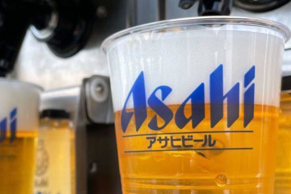 アサヒスーパードライ・プレミアムモルツ香エールの2種類のビールが楽しめる！昼間は太陽の日差しが夏のビールをより爽快に楽しめる雰囲気です。