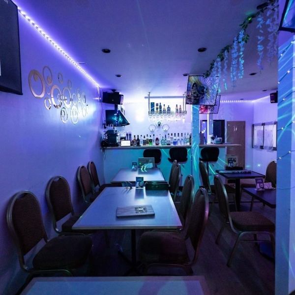 2階はバーのようなスタイリッシュな雰囲気☆ライブステージ完備で、特別なひとときを楽しむことができます。さらに最大20名様まで収容できるカラオケルームがあり、プライベートな空間で思いっきり歌って楽しむことが可能です。ソファー席でリラックスしながら、親しい仲間と一緒に盛り上がる大人の夜をご提供します！
