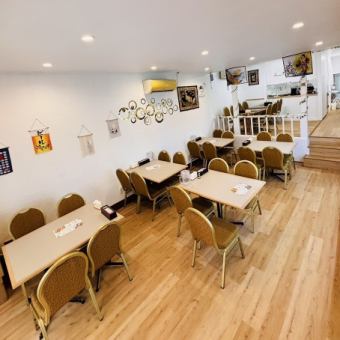 明るく開放感あふれる1階には、ご家族でのお食事や親しいご友人との集まりなど様々なシーンでご利用いただけるテーブル席をご用意しております♪