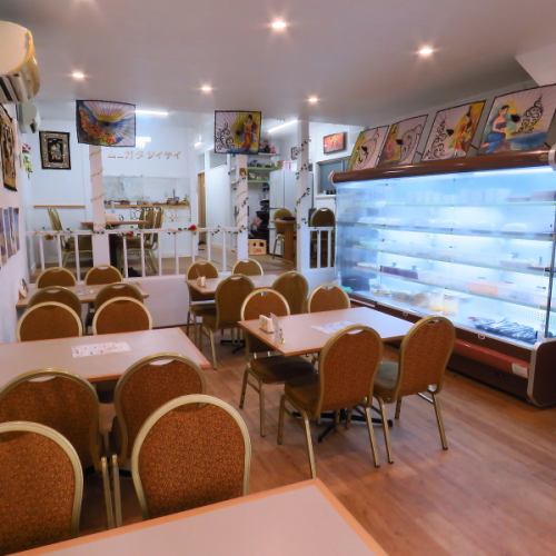 心地よい光が解放感を演出するフロアで楽しいお食事を