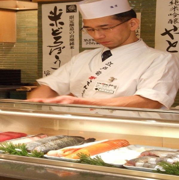 暖簾をくぐるとカウンター席。いつでも彩り豊かなネタがケースに並んでいます★