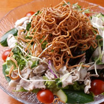 揚げそばと信州ポークのゴマしゃぶサラダ