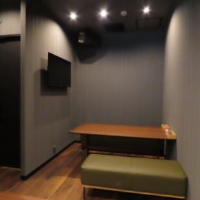 4名テーブル席は会社帰りの一杯や、女子会、誕生日会にも。[静岡/女子会/記念日/フレンチ/宴会/酒/肉/会社宴会/女子会/二次会/誕生日/サク飲み]
