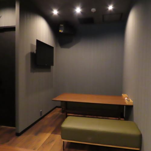 4名テーブル席は会社帰りの一杯や、女子会、誕生日会にも。[静岡/女子会/記念日/フレンチ/宴会/酒/肉/会社宴会/女子会/二次会/誕生日/サク飲み]