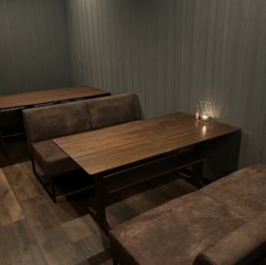4名席テーブル席は会社帰りの一杯や、女子会、誕生日会にも。[静岡/女子会/記念日/フレンチ/宴会/酒/肉/会社宴会/女子会/二次会/誕生日/サク飲み]