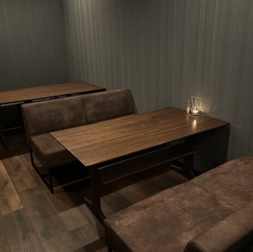 4名席テーブル席は会社帰りの一杯や、女子会、誕生日会にも。[静岡/女子会/記念日/フレンチ/宴会/酒/肉/会社宴会/女子会/二次会/誕生日/サク飲み]