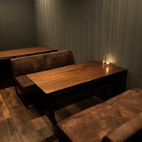 落ち着いた照明が包み込む店内には、ゆったりと寛げるソファー席をご用意しております。誕生日や記念日のデートに最適です。素敵な時間をお過ごしください。