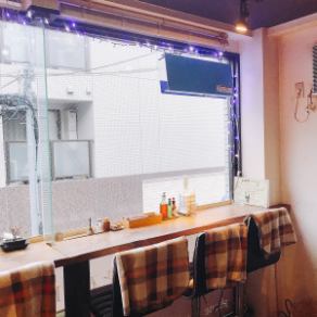 14席ございます。窓際のカウンター席も6席ご用意しています。貸切でのご利用も承ります。