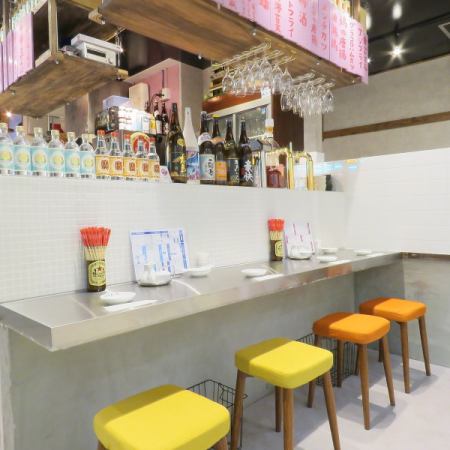 Recommended for dates ♪ Counter seats! A bright atmosphere that makes it easy for first-time customers to stop by! Even if you want to drink a little lightly ◎ It is open until 23:00, so please use the second party and third party ♪! [# Umeda # Izakaya #Private room #Chinese food #Women's association #All-you-can-drink #]