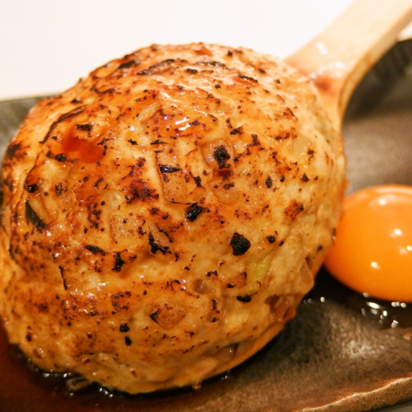 [Shinjuku Torien Specialty Shamoji Tsukune] A collaboration between our proud yakitori sauce and yolk ♪