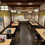 為了讓顧客安心用餐，我們安裝了防止飛沫感染的防護裝置，並擁有寬敞、通風良好的餐廳。